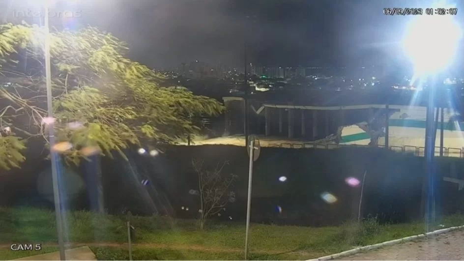 Rompimento de reservatório d’água destrói casas em SC