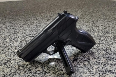 Réplica de pistola é apreendida dentro de ônibus 'vermelhinho' em Itaipuaçu