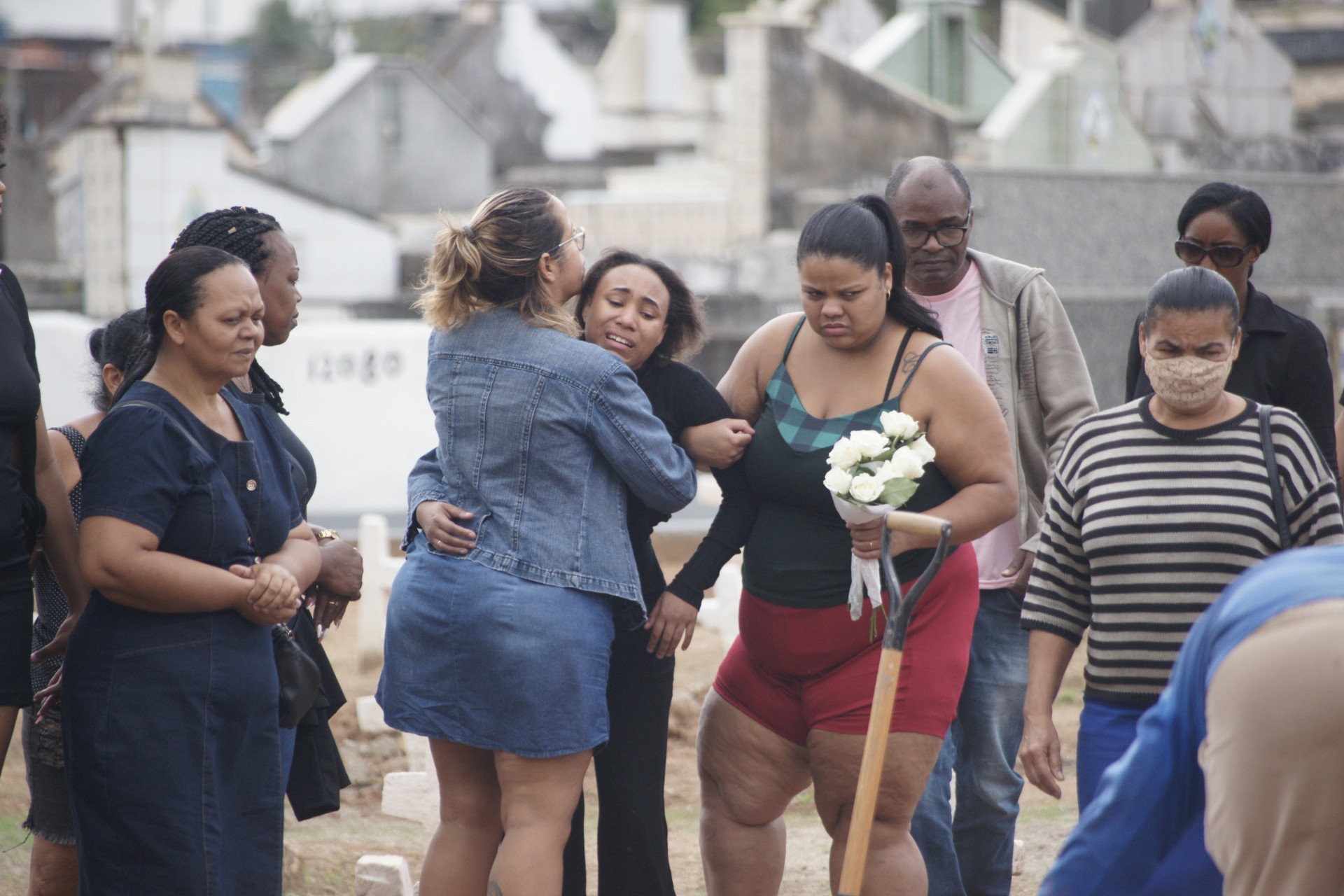 Giovana Anselmo Sodr&eacute;, de 27 anos, morta pelo ex-companheiro, foi sepultada no Cemit&eacute;rio Municipal Ricardo de Albuquerque - Bruno Kaiuca/Ag&ecirc;ncia O Dia