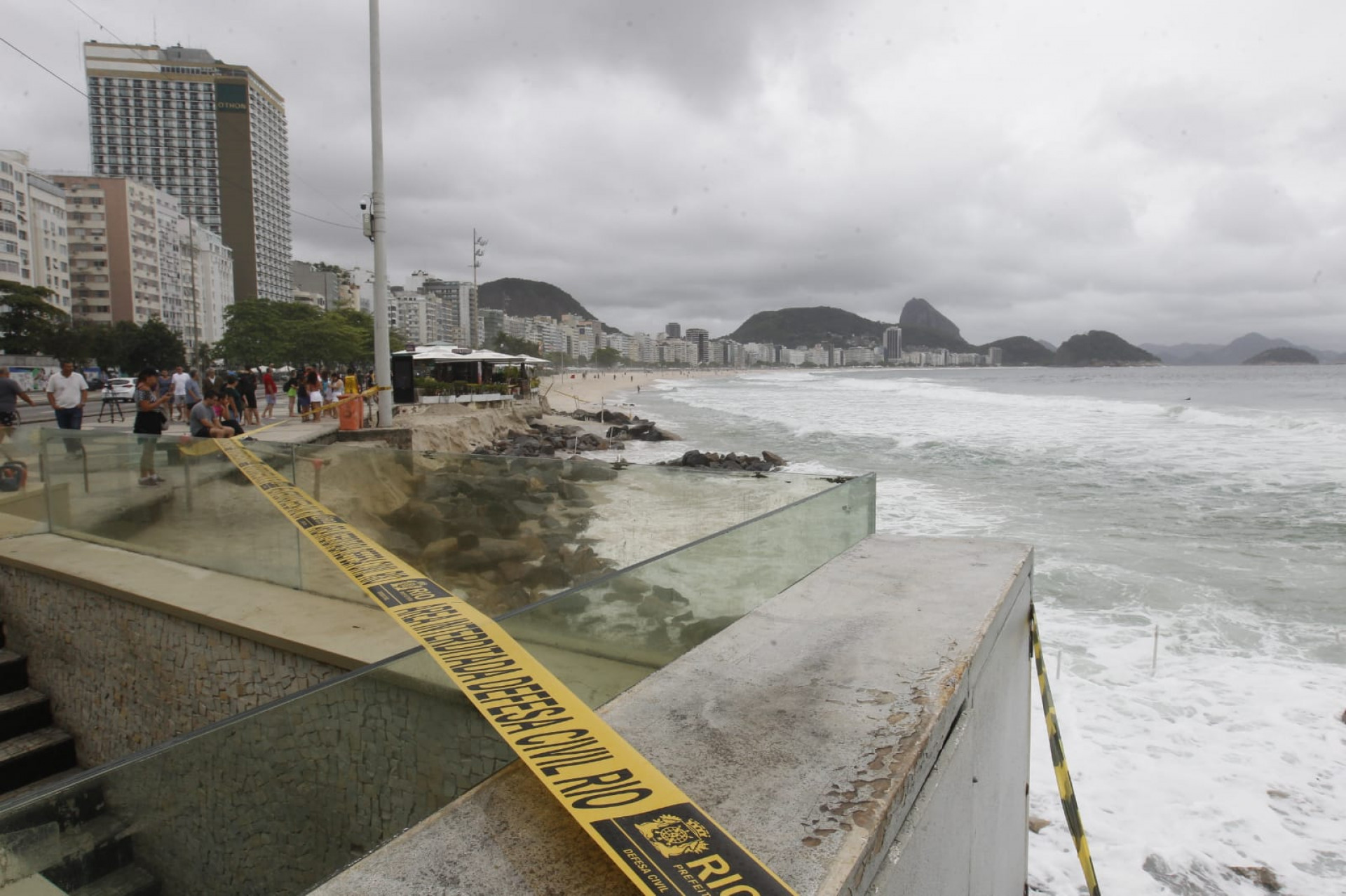 Ressaca do mar atingiu a areia da praia, na altura do posto 5, em Copacabana
- Reginaldo Pimenta / Agência O Dia