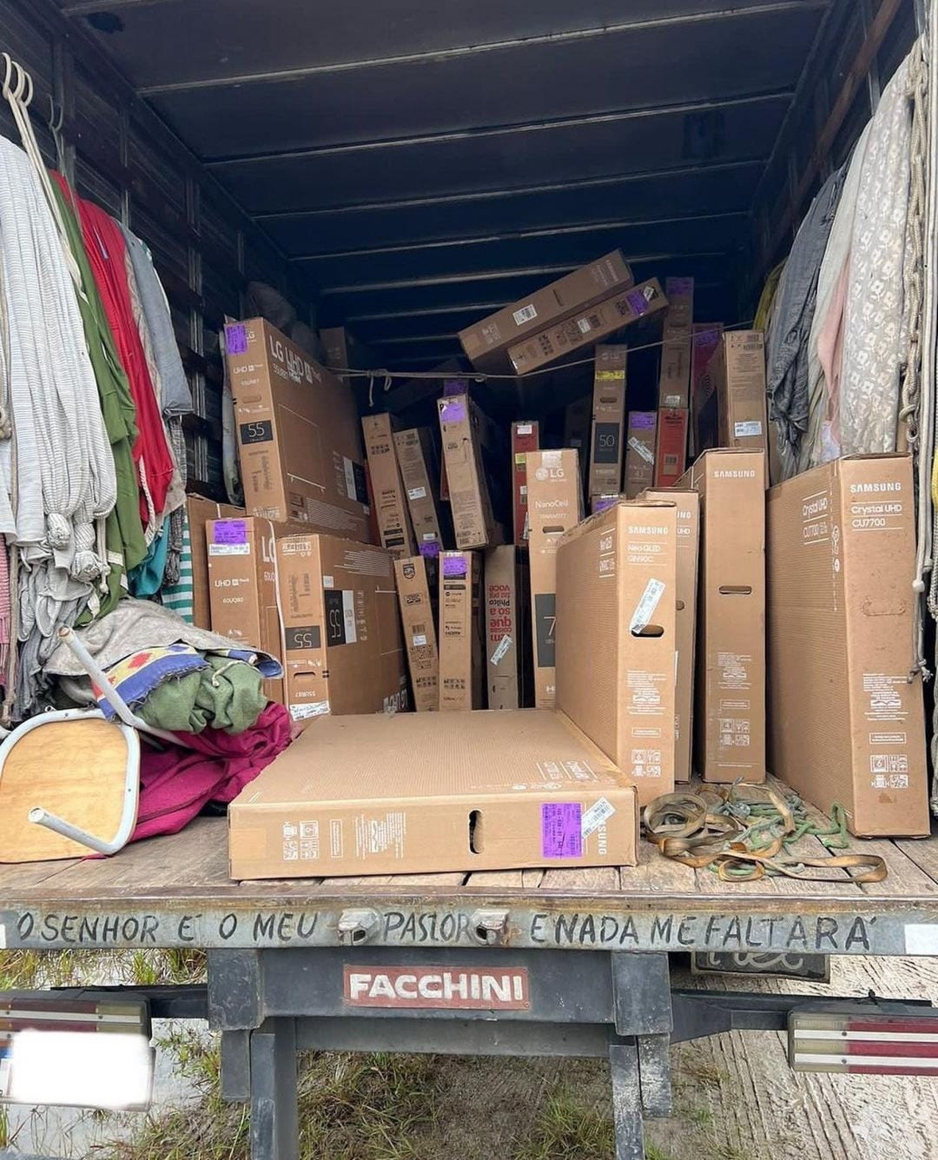 As mercadorias seriam levadas para o município de Serra, no Espírito Santo