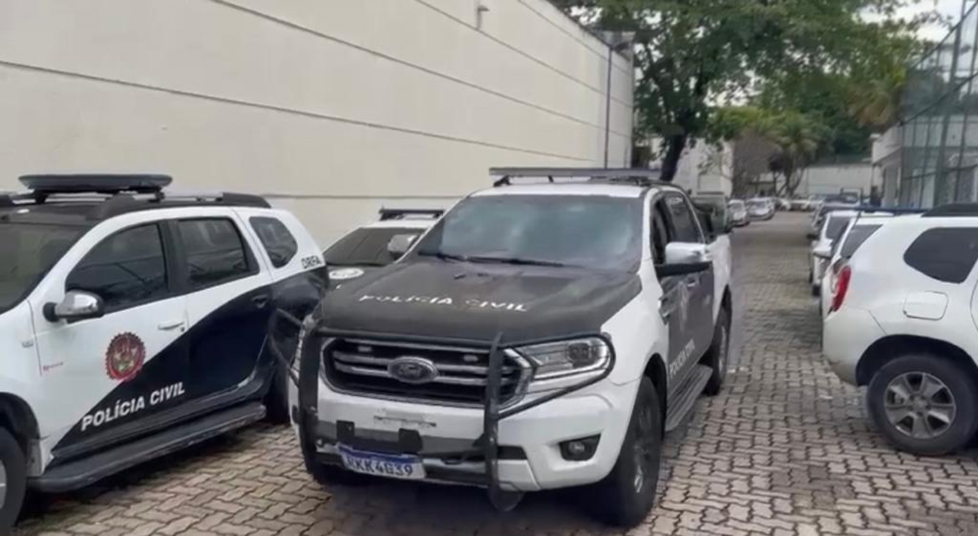 Os agentes estão cumprindo os mandados de prisão e, até o momento, oito pessoas foram detidas - Divulgação / PCERJ