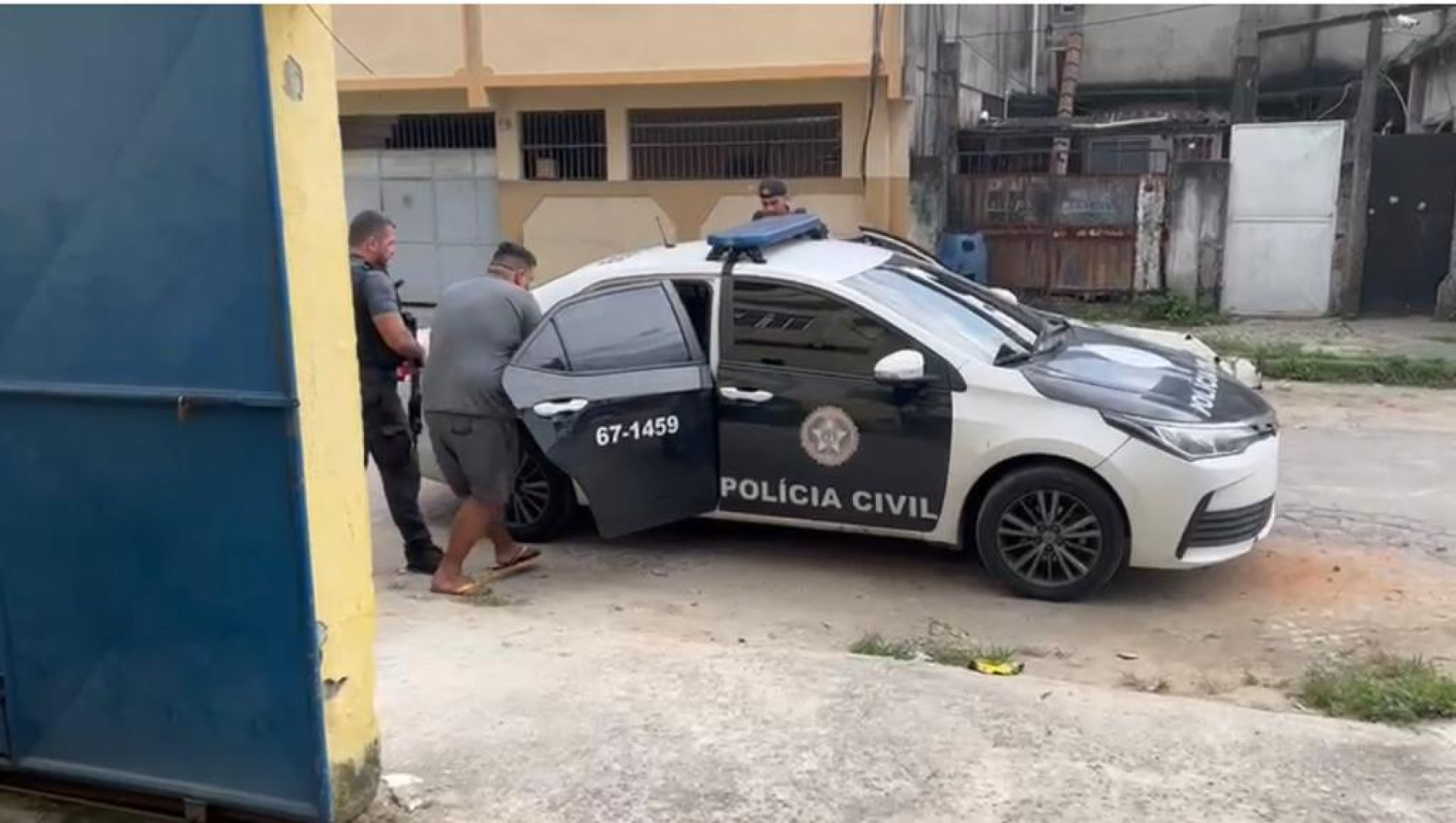 Os agentes estão cumprindo os mandados de prisão e, até o momento, oito pessoas foram detidas - Divulgação / PCERJ