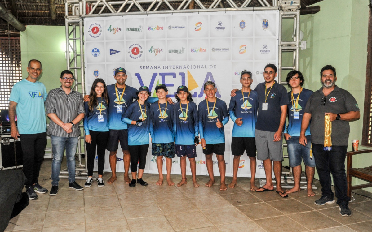Premiação das crianças na Semana Internacional de Vela