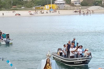 Centenas de fiéis participam de procissão do Círio de Nazaré em Saquarema