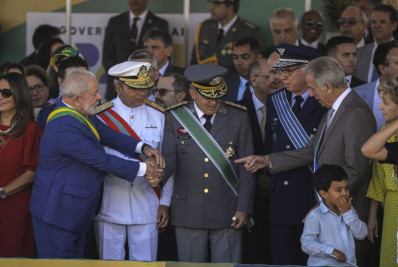 Lula usa 7 de setembro para posar com comandantes militares e ministras