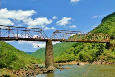 Vídeo: ponte de ferro no Rio Grande do Sul é derrubada pelas águas