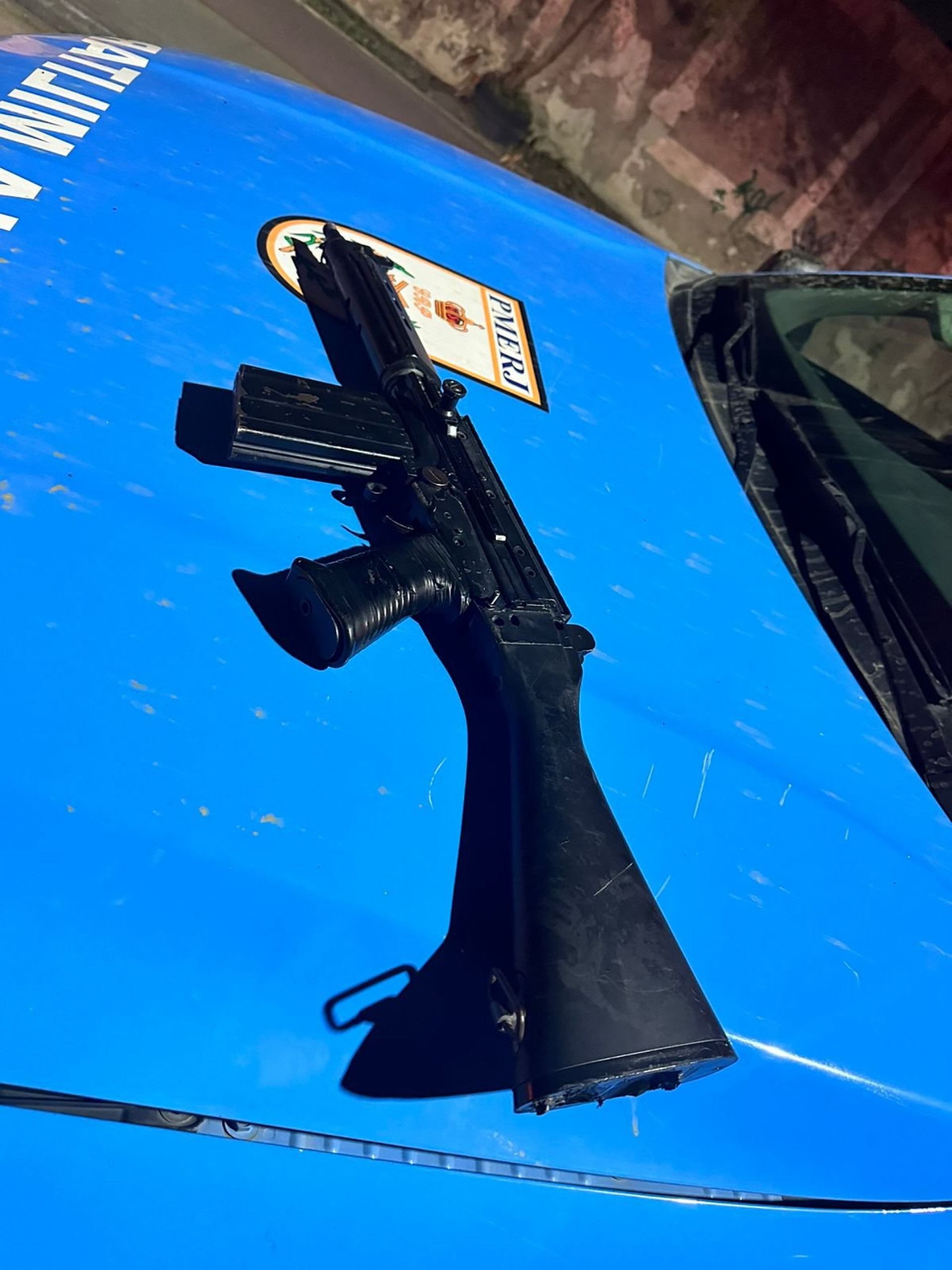 Uma réplica de fuzil e três carros roubados foram apreendidos