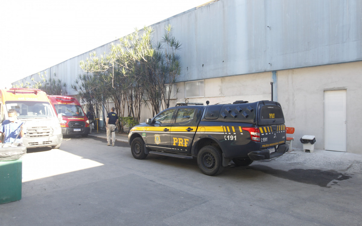 Menina baleada, família acusa PRF. Viatura PRF no Hospital Adão Pereira Nunes, nesta Sexta-feira (08).