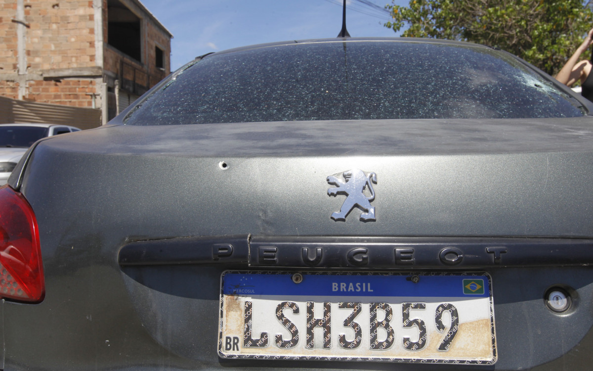O carro da fam&iacute;lia atingido por agentes da PRF