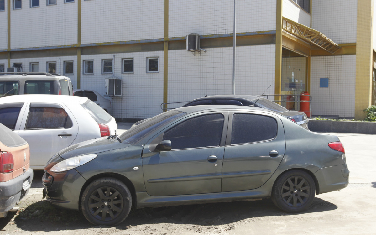 O carro da fam&iacute;lia atingido por agentes da PRF