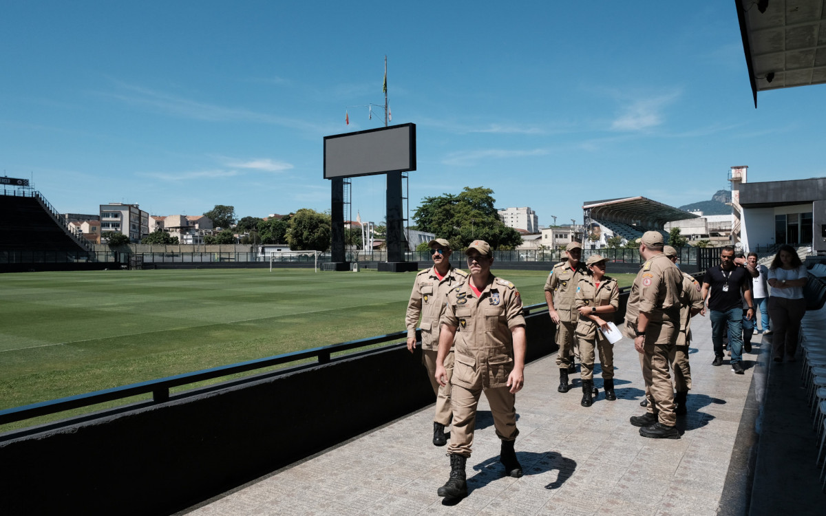 Bombeiros e Defesa Civil fazem vistoria no Estádio do Vasco, São Januário, nesta Sexta-feira (08).