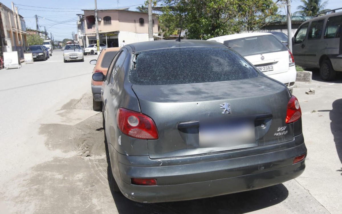 Carro em que a vítima estava ficou com diversas marcas dos disparos