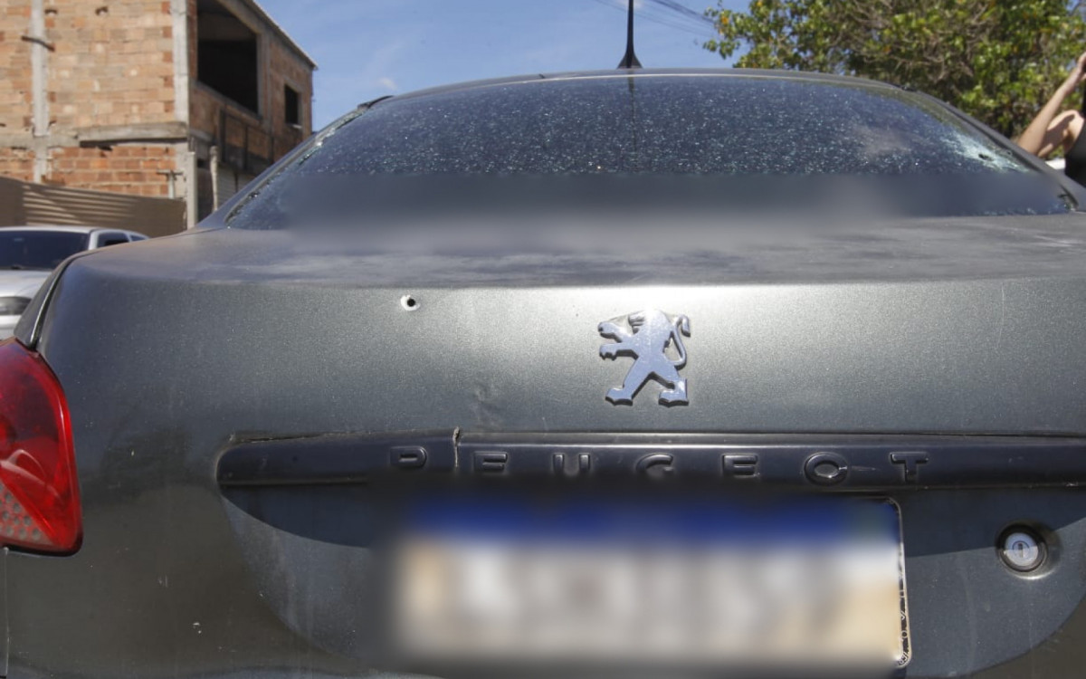 Absurdo! O carro ficou com diversas marcas de tiros