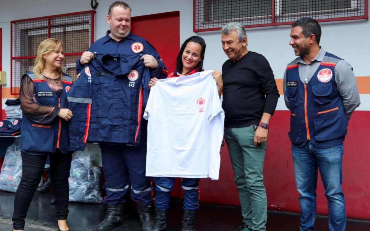 Drª Marcia Lucas, secretária municipal de Saúde, Dr. João, prefeito de SJM e Luís Felipe, diretor médico do SAMU apresentam novo uniforme do SAMU