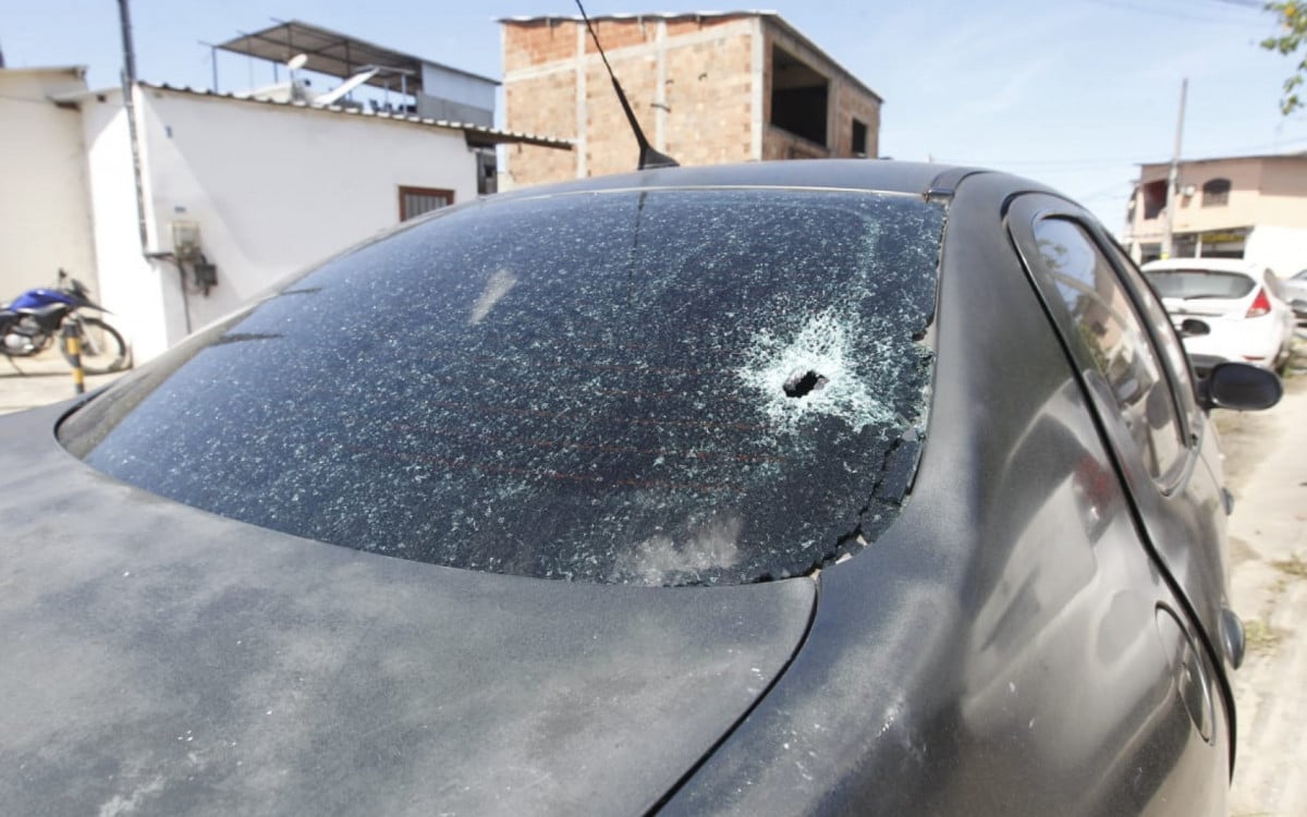 Para-brisa dianteiro do carro em que a vítima estava foi destruído pelos tiros - Reginaldo Pimenta/Agência O Dia
