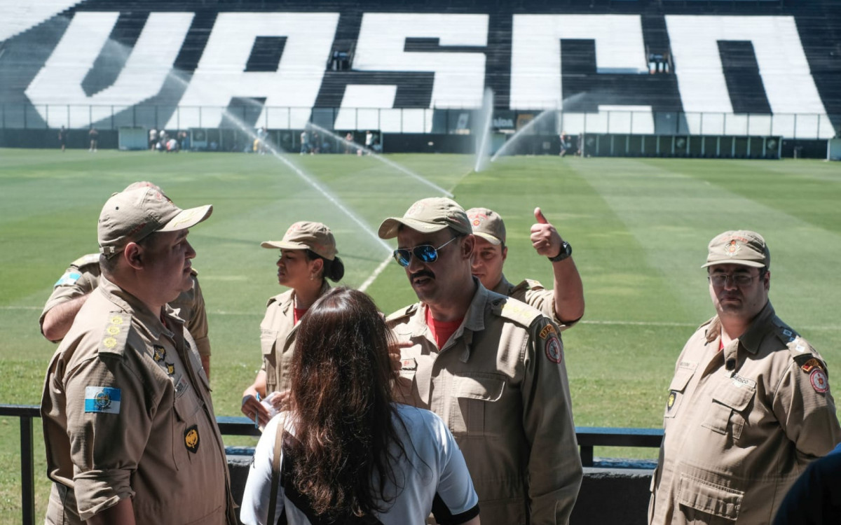 Bombeiros e Defesa Civil fazem vistoria no Estádio do Vasco, São Januário