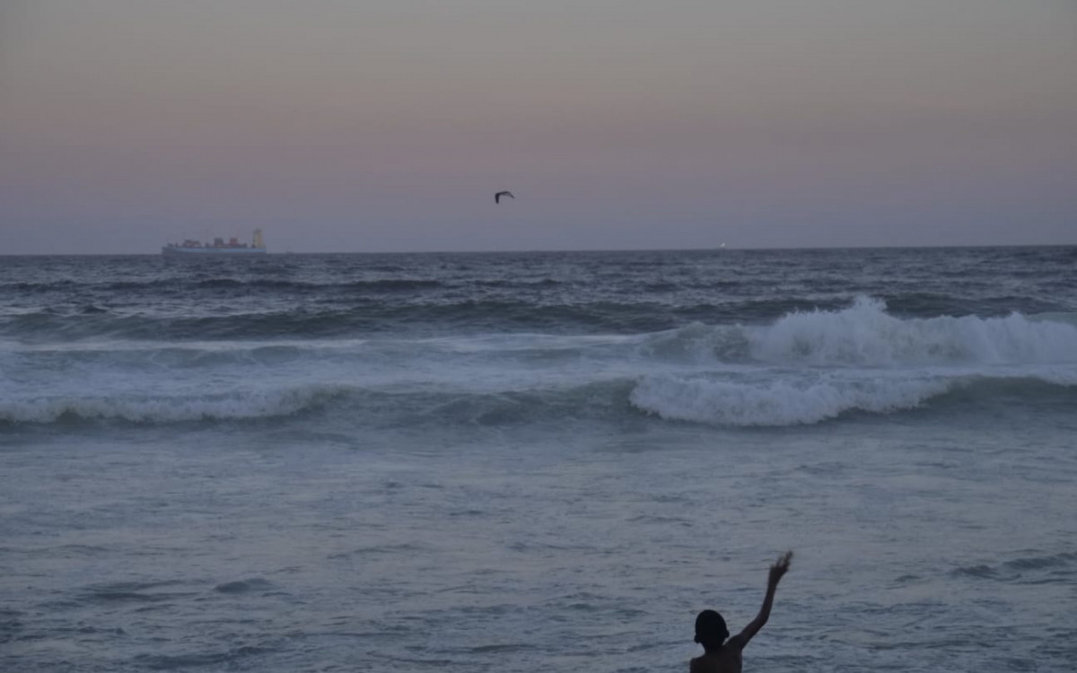 Cariocas aproveitaram o dia de sol para curtir a praia de Copacabana
