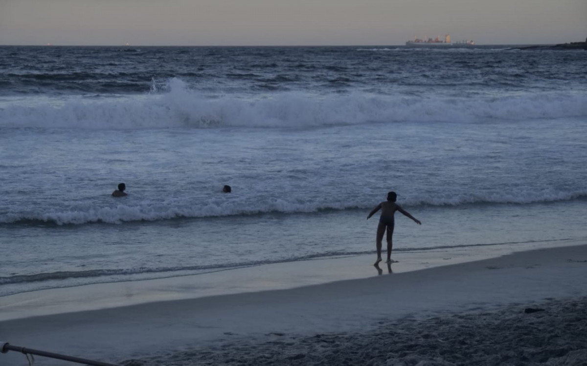 Cariocas aproveitaram o dia de sol para curtir a praia de Copacabana
