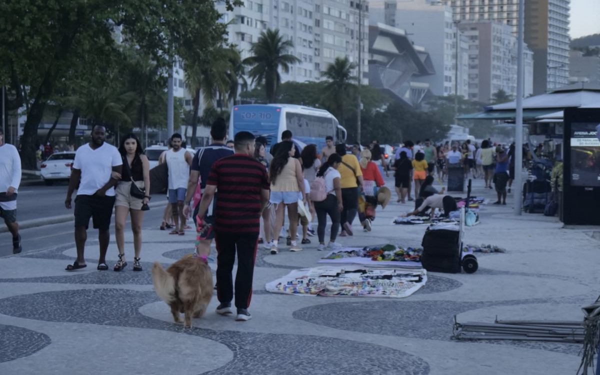 Cariocas aproveitaram o dia de sol para curtir a praia de Copacabana