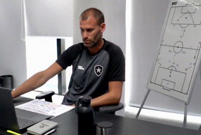 Joel Carli assume função na base do Botafogo: 'Feliz por continuar em casa'