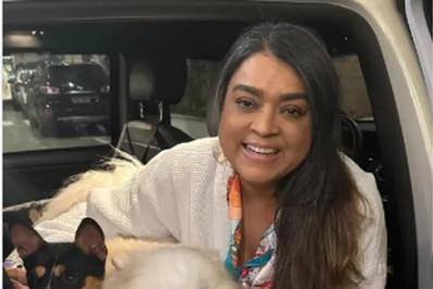 Preta Gil recebe visita de suas cachorrinhas no estacionamento do hospital