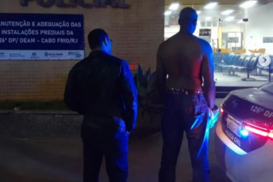 Polícia prende homem furtando cabos telefônicos em Cabo Frio