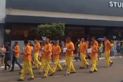 Presos que integram projeto social participam do desfile de 7 de setembro em Rondonópolis (MT)
