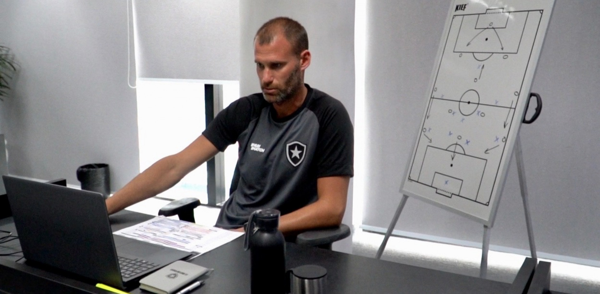 Joel Carli assumiu fun&ccedil;&atilde;o nas categorias de base do Botafogo e ser&aacute; auxiliar de Lucio Flavio - Divulga&ccedil;&atilde;o/Botafogo