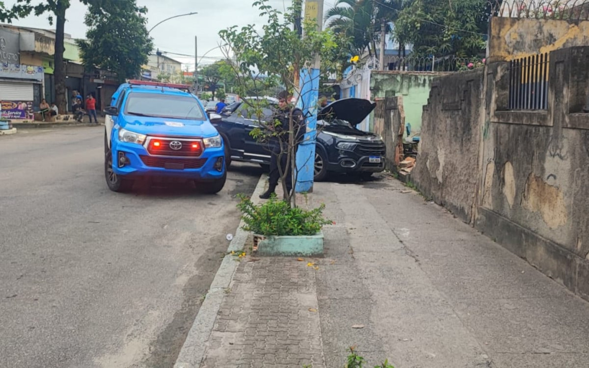 Após os tiros, o veículo perdeu o controle e bateu no muro de uma casa - Agência O Dia