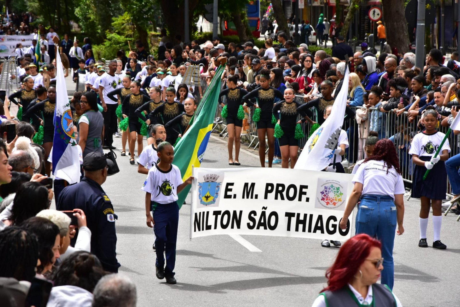 Desfile cívico pela Rua do Imperador começou por volta das 9h. Participaram cerca de 2.800 alunas e alunos da rede municipal - Divulgação