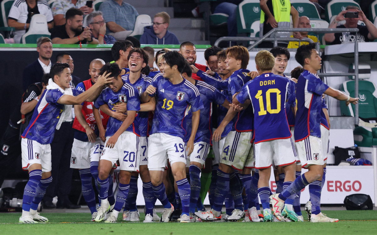 Jogadores do Japão comemoram gol marcado na partida contra a Alemanha