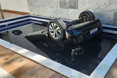 Polícia investiga morte de mulher por afogamento após carro cair em piscina