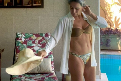 Gloria Pires aproveita folga do trabalho e exibe barriga sarada: 'Que divindade'