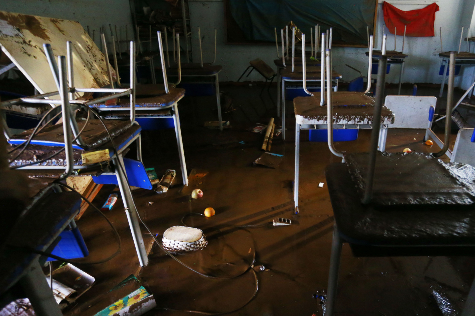 Escola destruída em Roca Sales, no RS - SILVIO AVILA / AFP