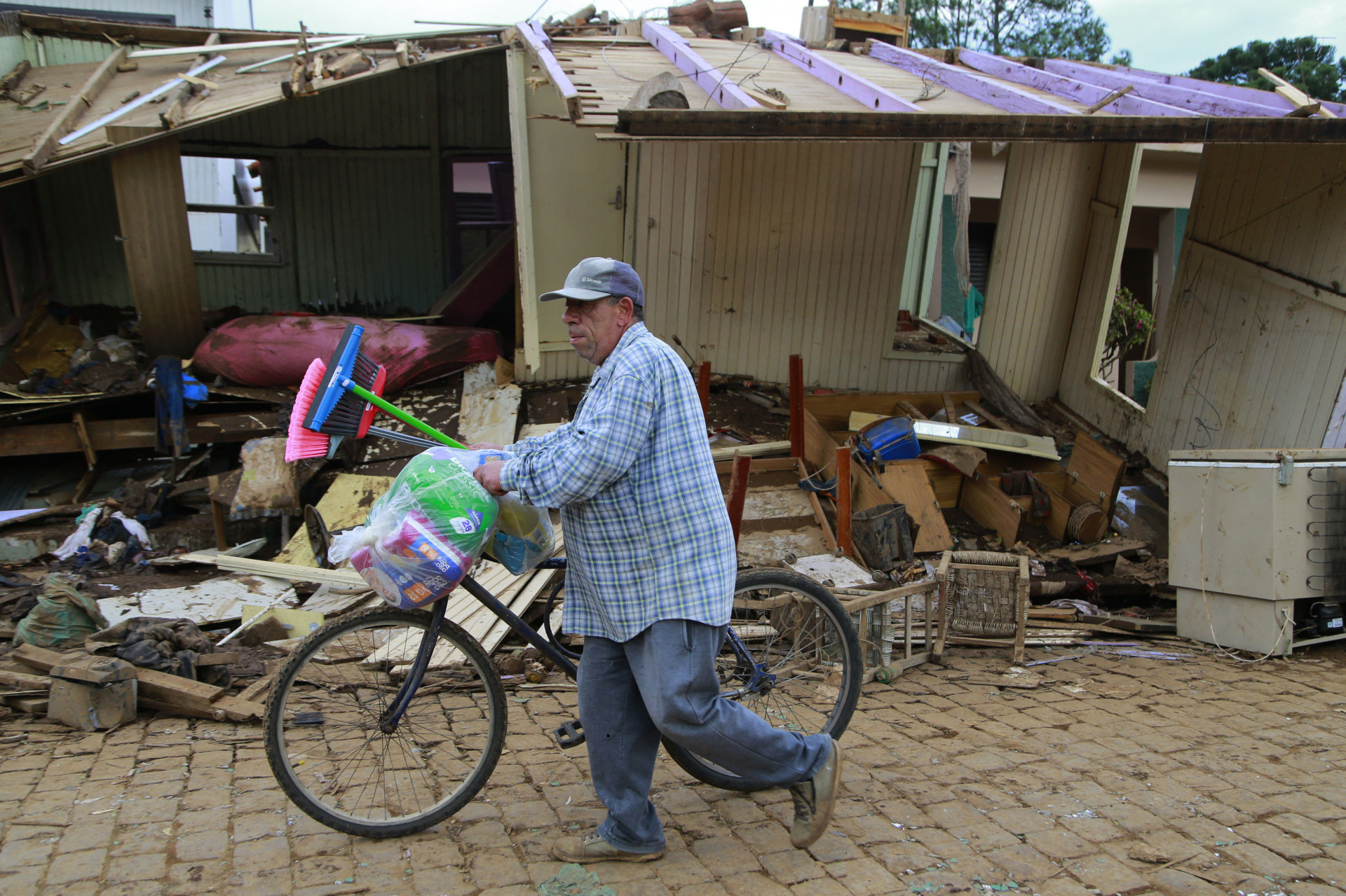 Efeito do ciclone que devastou municípios do RS na última semana - SILVIO AVILA / AFP