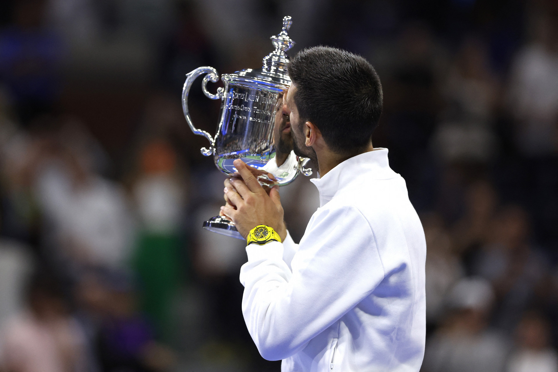 Djokovic beija a taça do US Open 2023  - Foto: MATTHEW STOCKMAN / GETTY IMAGES NORTH AMERICA / Getty Images via AFP