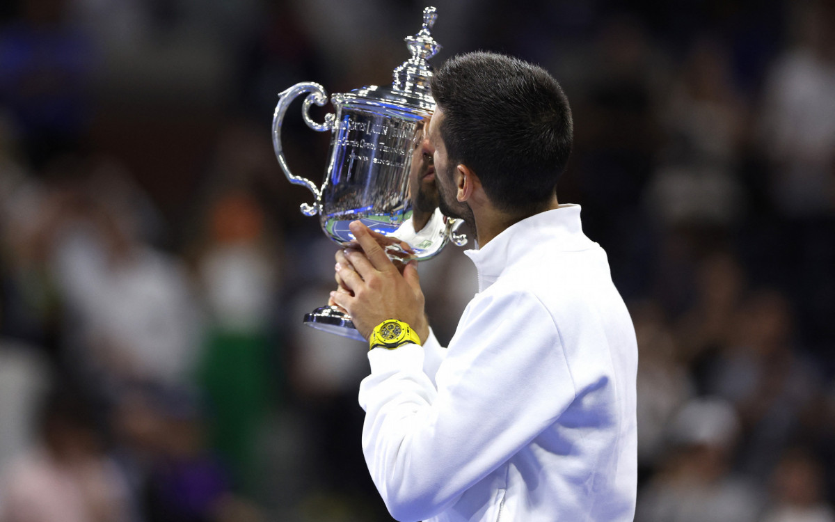 Djokovic beija a taça do US Open 2023 