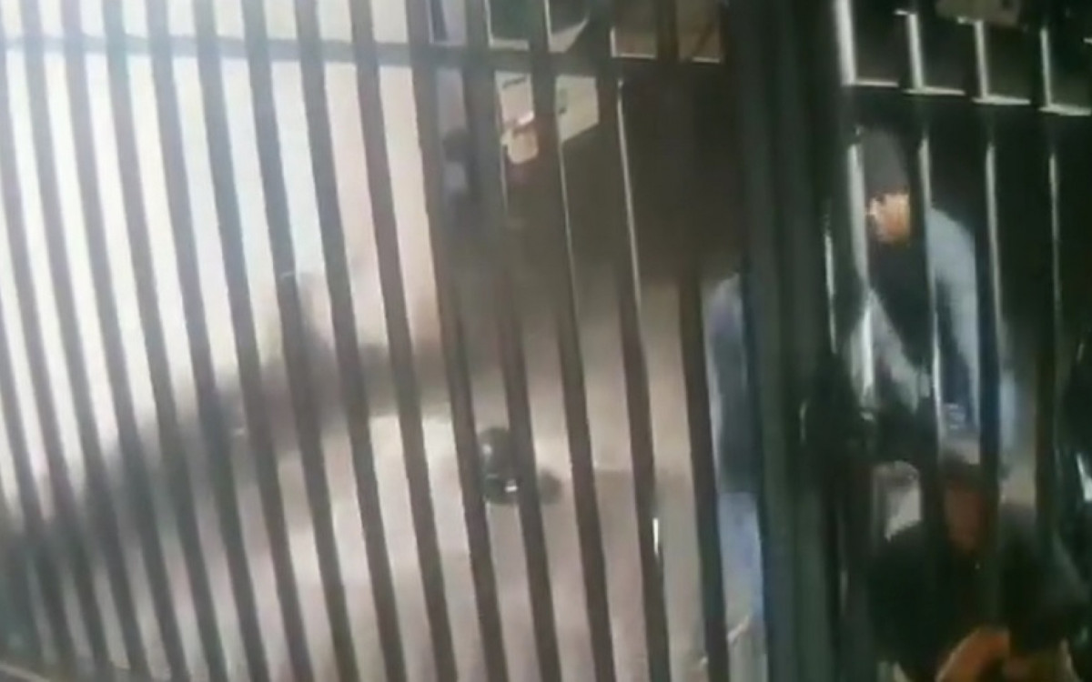 Criminosos agridem e atiram contra entregador Thiago Pires, na Zona Norte do Rio