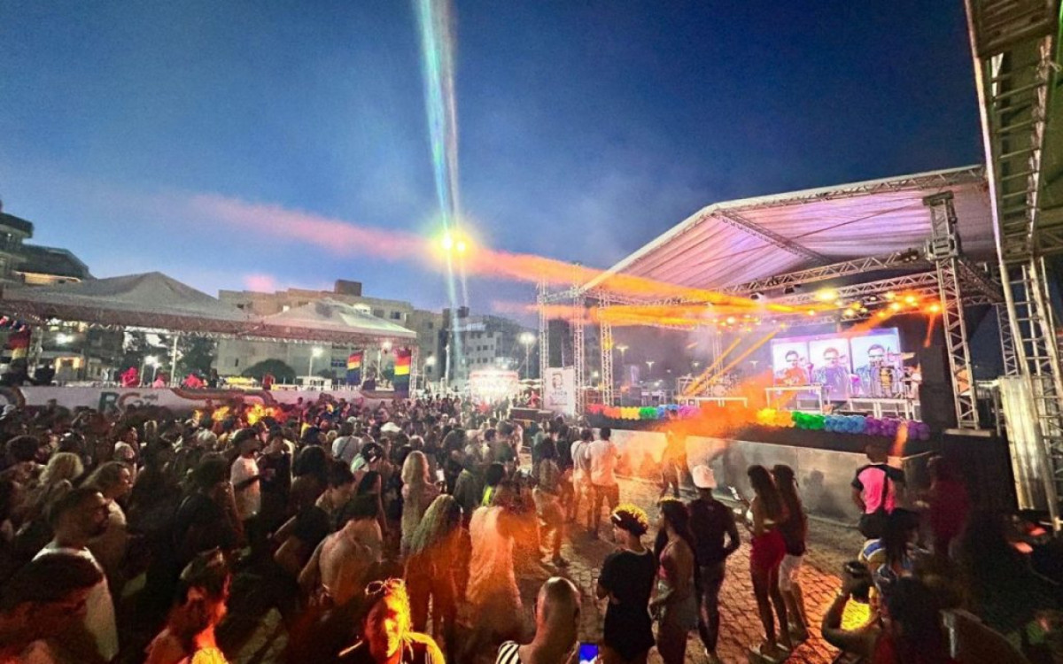 Orla da Praia do Forte, em Cabo Frio, recebeu milhares de pessoas no primeiro dia do evento