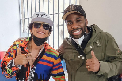Lázaro Ramos tira foto com sósia de Bruno Mars e brinca: 'Eu e Bruninho'