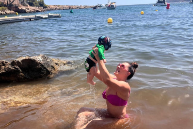 Claudia Raia aproveita dia de sol na praia com o filho caçula, Luca