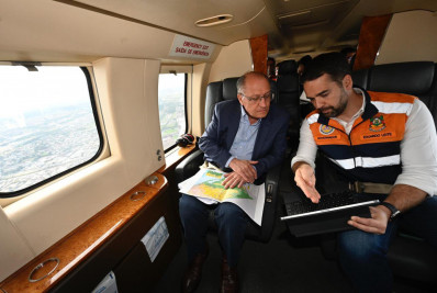 Alckmin chega ao RS para visitas às áreas atingidas por enchentes