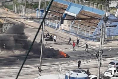 Moradores protestam na Praça Seca contra ação da PM na região