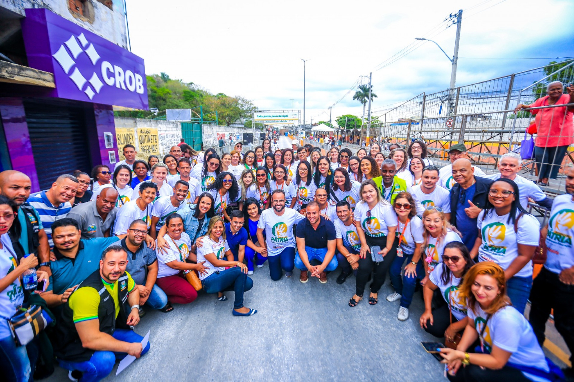 Secret&aacute;rio Denis Macedo com o pessoal da Educa&ccedil;&atilde;o e secret&aacute;rios se confraternizando no desfile - Rafael Barreto / PMBR