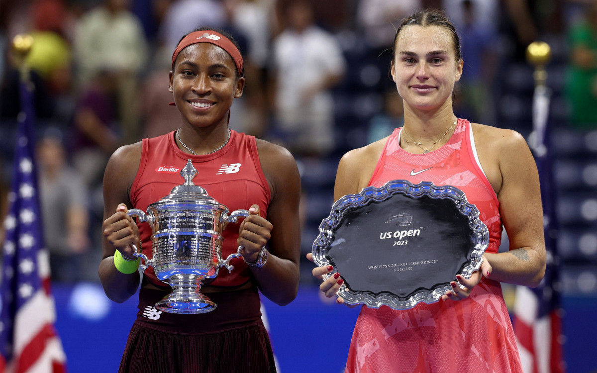 Coco Gauff, à esquerda, e Aryna Sabalenka, à direita