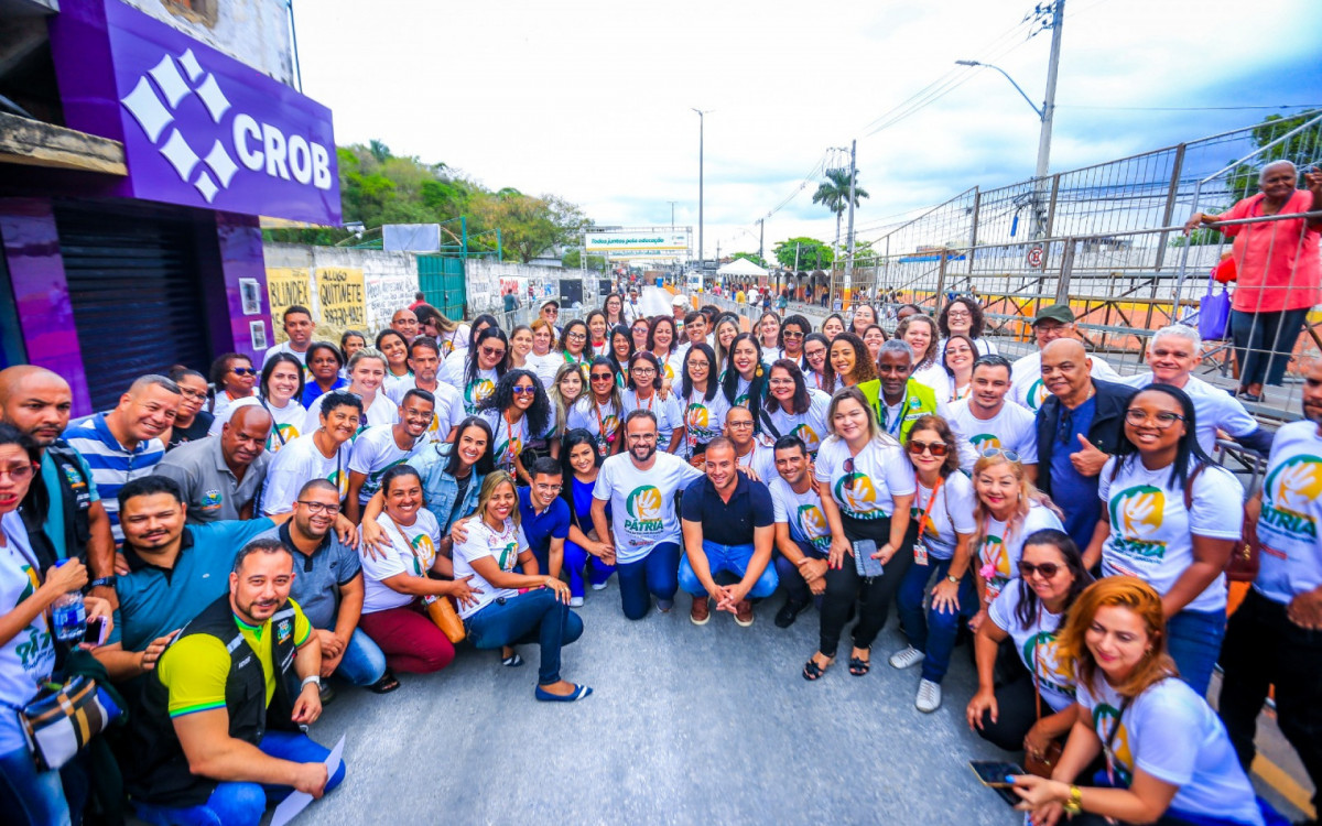 Secretário Denis Macedo com o pessoal da Educação e secretários se confraternizando no desfile