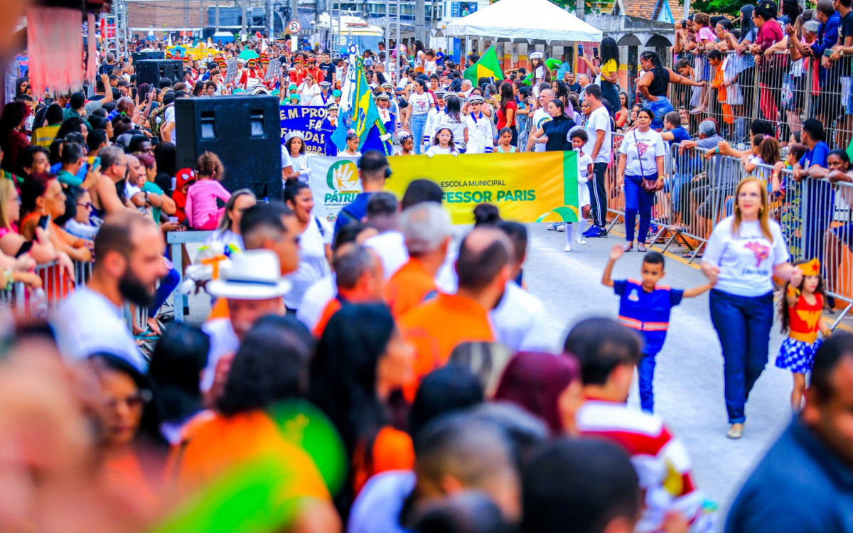 A avenida Floripes Rocha ficou lotada. Moradores assistiram ao desfile e aplaudiam cada escola que passava