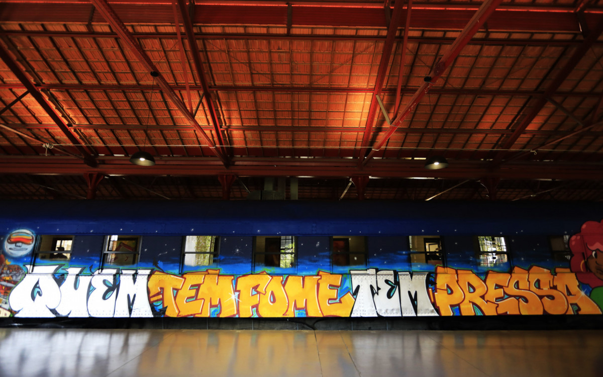 Grafite preenche vagões de trens que servirão como espaço comunitário