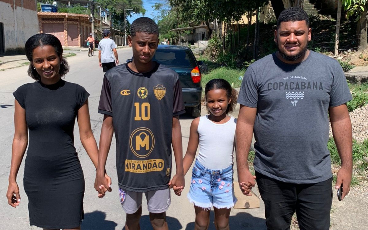 O jogador Daniel, acompanhado por seus pais Carlos Gregorio e Daiane dos Santos, e sua irmã Gabriela